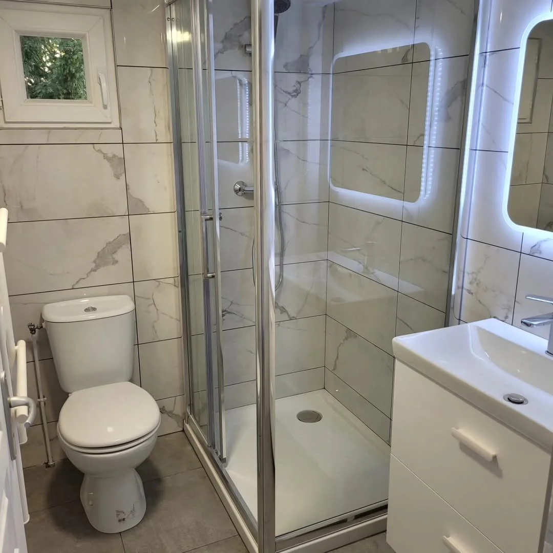 Rénovation de salle d'eau optimisée avec douche et carrelage contemporain dans le 91