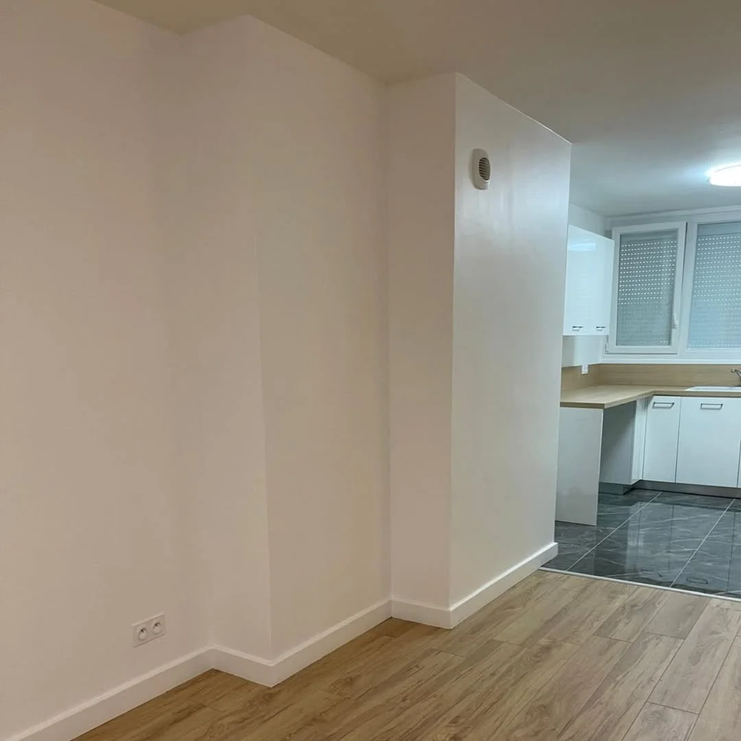 Travaux de peinture intérieure et lissage des murs dans un appartement en rénovation en Essonne